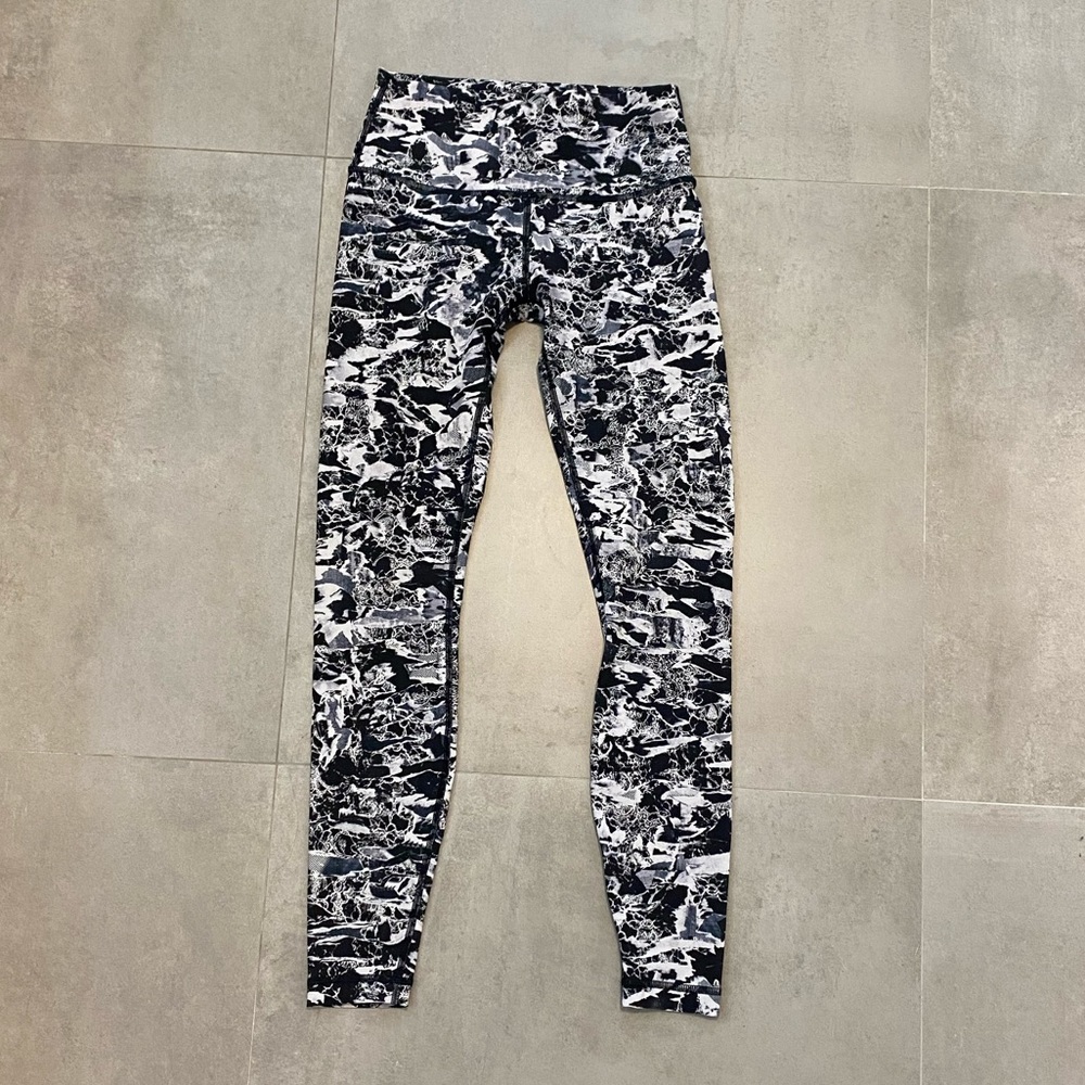 lululemon size 6 length 28 high waisted black and white pattern legging